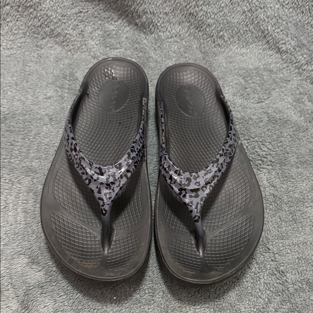 OOFOS Black and Gray Patterned Sandals